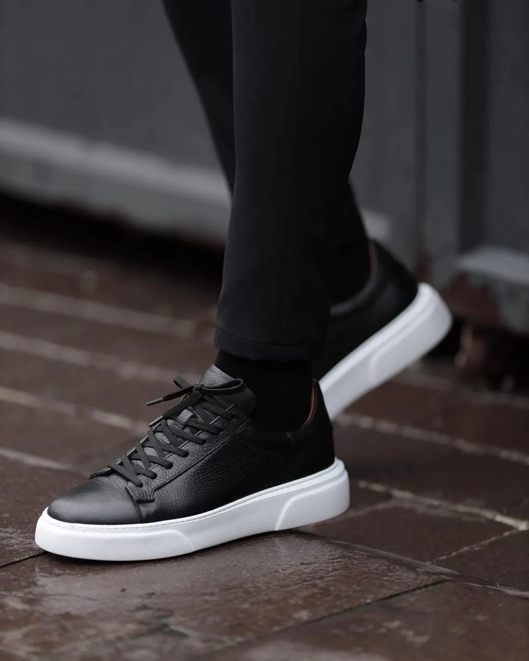 Men's Comfortable Slip Resistant Lace-up Sneakers